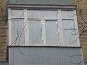 Балкон с пластиковыми окнами, внешняя отделка саидингом
