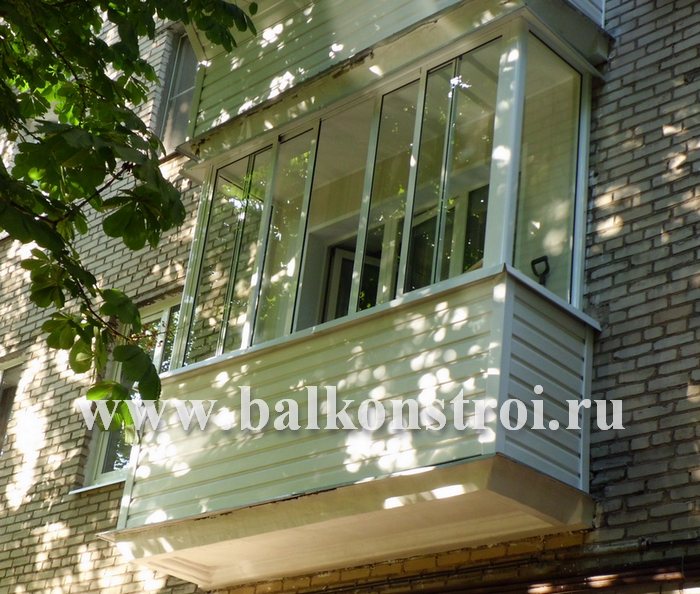 Фото остекления балкона белым алюминиевым профилем проведал .