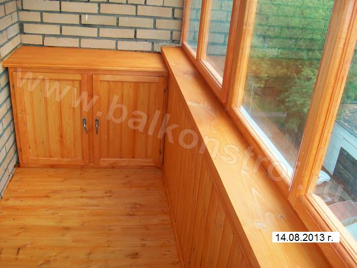 Фото отделки балкона деревянной вагонкой, покрытой лаком.