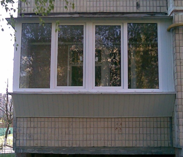 Фото остекления лоджий пвх окнами.