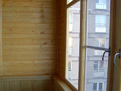 Балкон обшит деревянной вагонкой