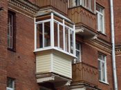 Маленький балкон остеклён алюминиевым профилем
