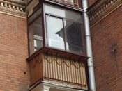 Маленкий балкон с алюминиевой рамой