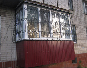 балкон с решоткой на окнах